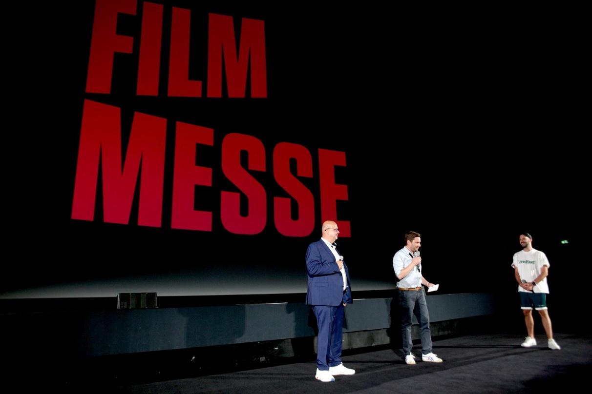 Timo Busch (m.), Martin Molgedey und Dominik Porschen gaben den Startschuss für die Filmmesse 2022