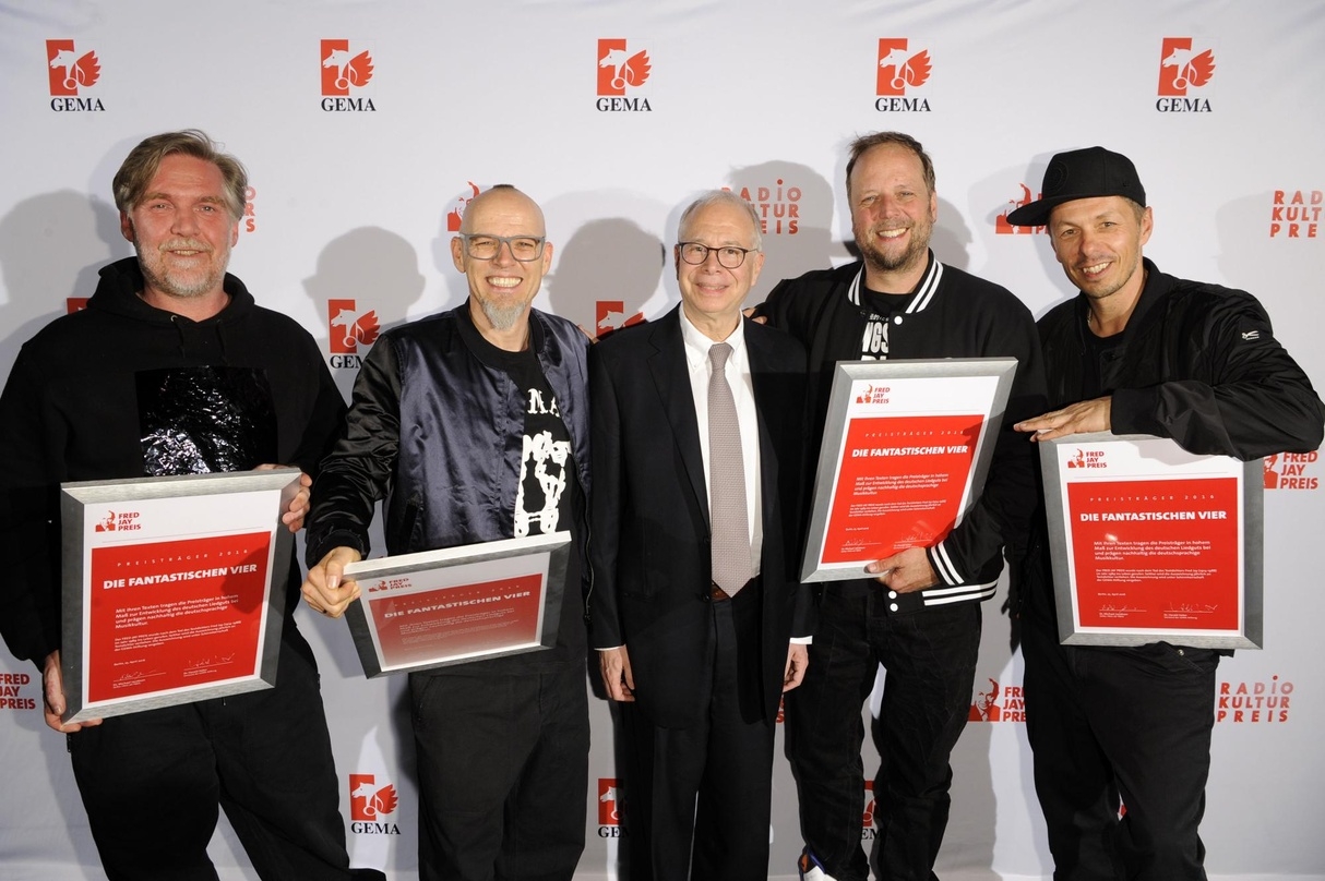 Bei der Verleihung des Fred Jay Preises 2016 in Berlin (von links): And.Ypsilon und Thomas D von den Fantastischen Vier, Preisstifter Michael Jacobson sowie Smudo und Michi Beck von den Fantastischen Vier