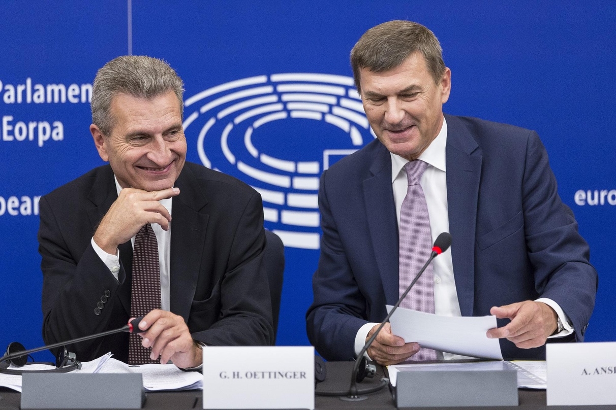 Stellten bereits im September 2016 in Straßburg ihre Urheberrechtsrichtlinie vor: EU-Kommissar Andrus Ansip (rechts) und der inzwischen auf europäischer Ebene für Haushaltsfragen zuständige Günther Oettinger (links)