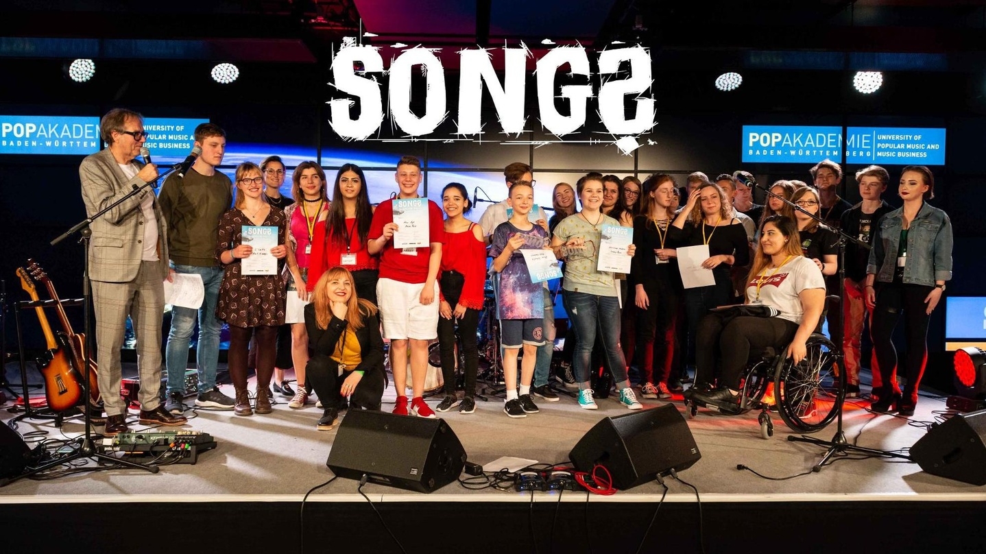 Versammelten sich beim Abschlusskonzert: Udo Dahmen (Geschäftsführer Leiter Popakademie) mit den Gewinnern von "Songs" 2018
