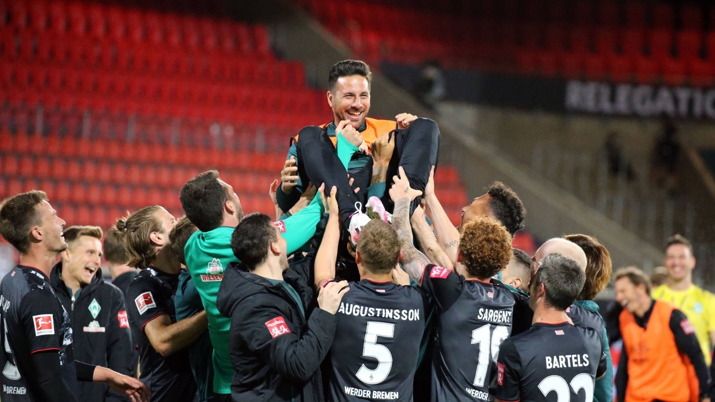 Die Mannschaft des SV Werder Bremen nach Abpfiff des Relegationsspiels gegen Heidenheim,