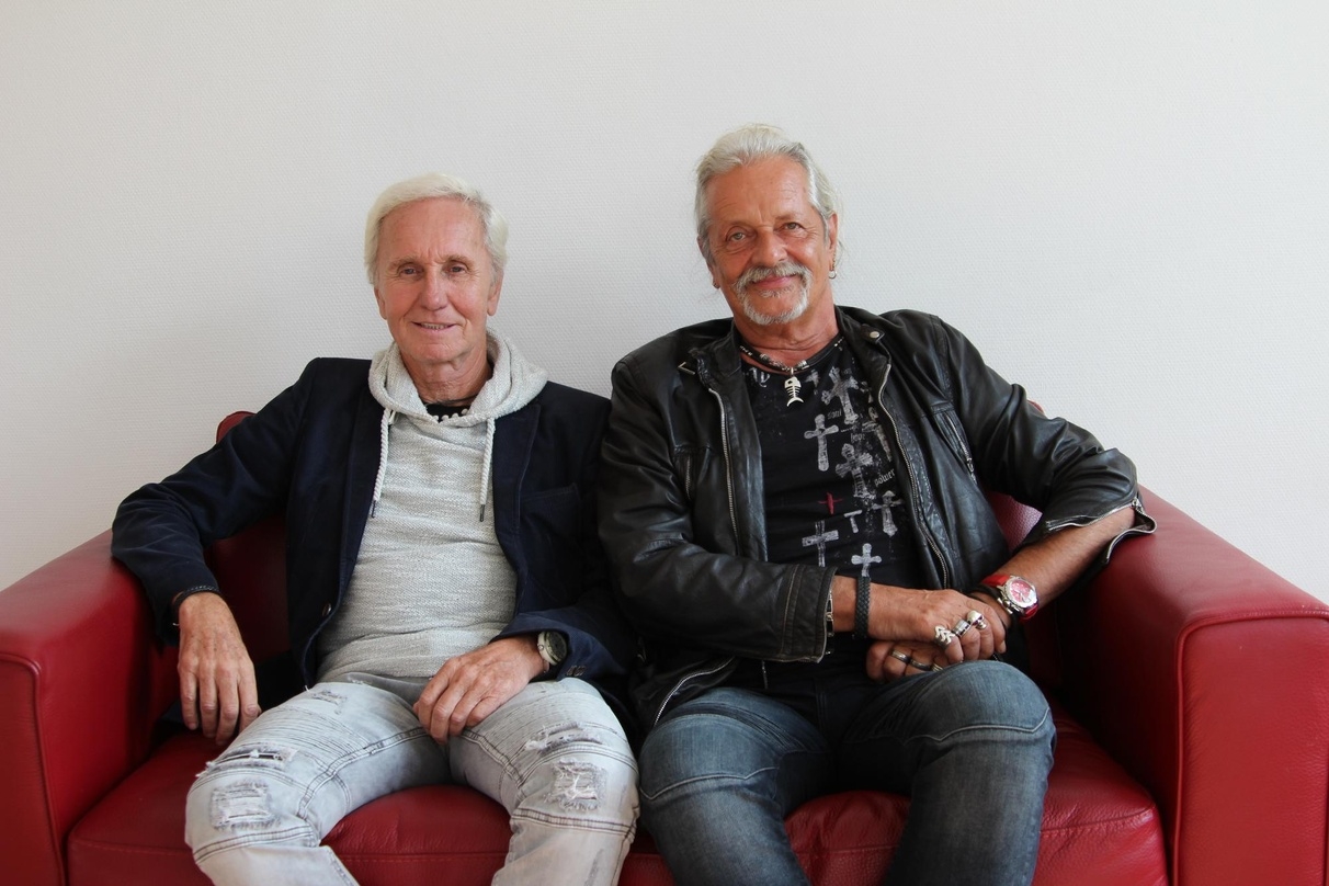 1977 gründete Thomas Spitzer (rechts) in Wien die Erste Allgemeine Verunsicherung, vier Jahre später stieß der Sänger Klaus Eberhartinger hinzu. Nach zwei unabhängig veröffentlichten LPs unterschrieb die Band bei EMI Electrola, seit 2006 steht sie bei Sony Music unter Vertrag