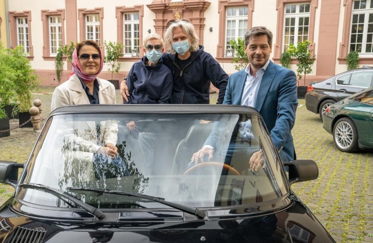Barbara Auer, Fritz Karl sowie Regisseurin Isabel Kleefeld und Kameramann Martin Langer jeweils mit Maske beim Drehstart