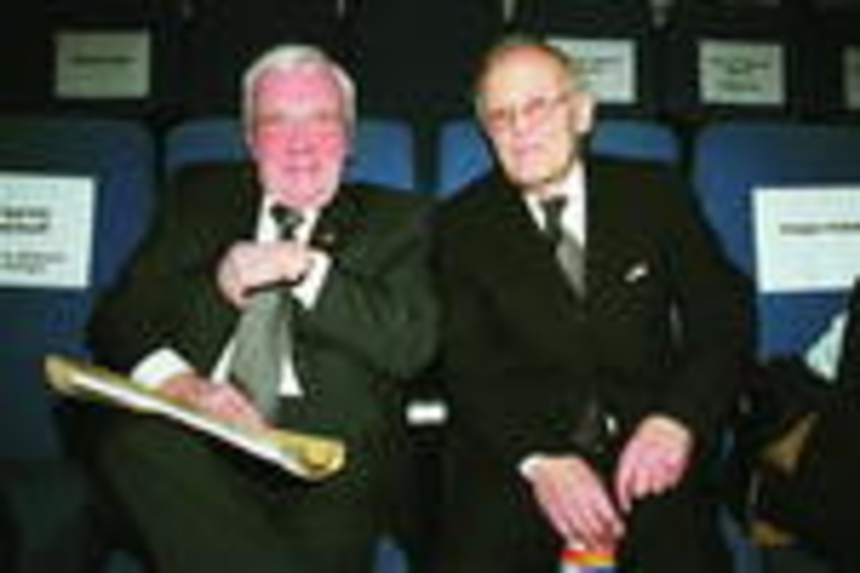 Herbert Strate (l.) mit Leo Mühlenkamp, dem er für sein jahrzehntelanges Kinoengagement das Goldene Malteserkreuz des HdF verlieh