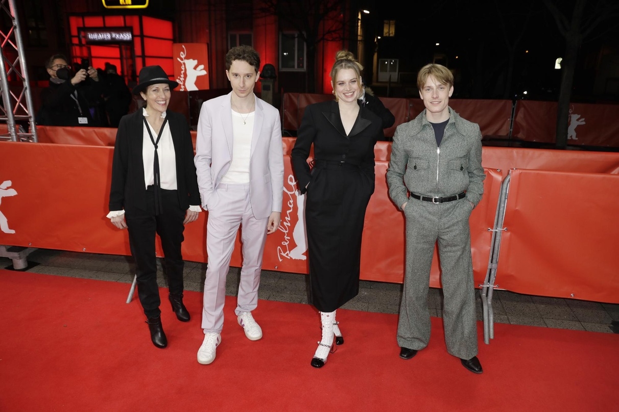 Bei der Weltpremiere von "Der Passfälscher" (v.l.n.r.): Regisseurin und Drehbuchautorin Maggie Peren mit ihren Darsteller*innen Jonathan Berlin, Luna Wedler und Louis Hofmann