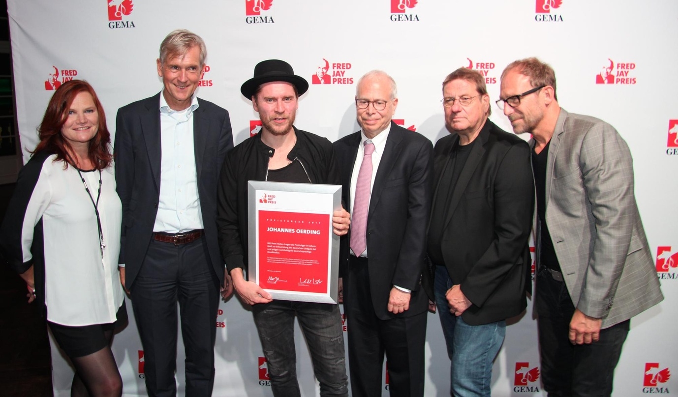 Nach der Preisverleihung (von links): Pe Werner (Jurymitglied), Harald Heker (Vorstandsvorsitzender GEMA), Preisträger Johannes Oerding, Michael Jay-Jacobson, Burkhard Brozat (GEMA) und Frank Ramond (Jurymitglied)