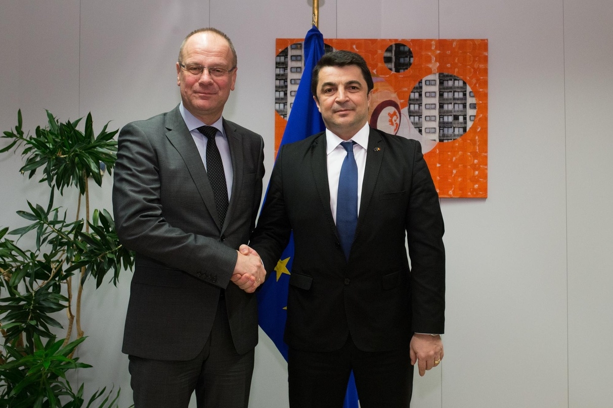 Handshake auf der europäischen Bühne: der rumänische Minister Valer-Daniel Breaz (rechts), bei einem Treffen im Januar mit Tibor Navracsics, dem EU-Kommissar für Bildung, Kultur, Jugend und Sport