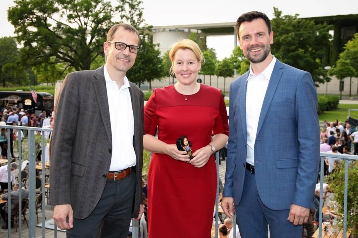 Beim Game-Sommerfest 2019 (hier mit Game-Vorstand Ralf Wirsing (links) und game-Geschäftsführer Felix Falk) stellte Franziska Giffey das neue Jugendmedienschutzgesetz vor.