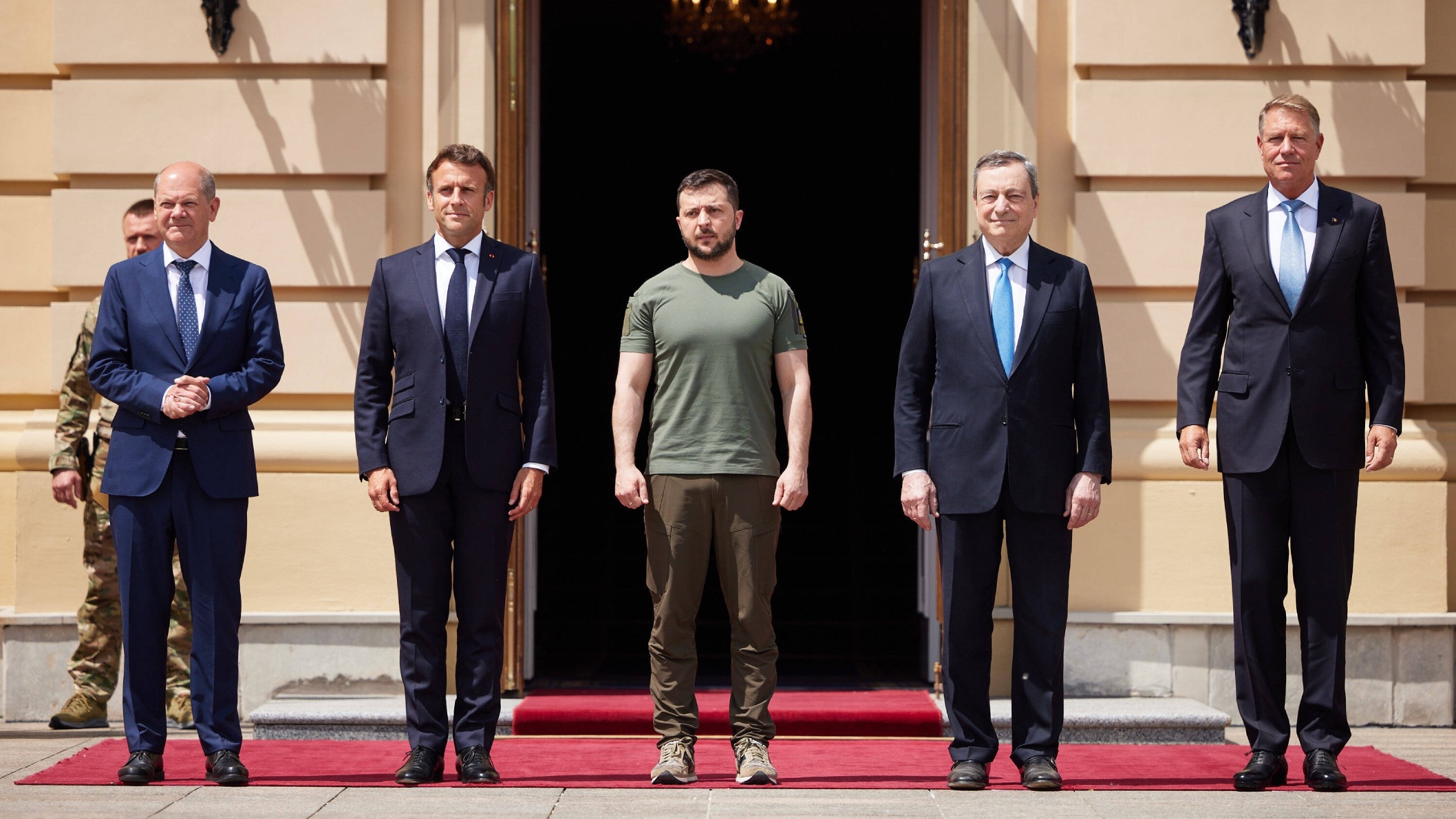 Solidarität ohne Grenzen? Der ukrainische Präsident Selenskyj mit den Regierungschefs von Deutschland, Frankreich, Italien und Rumänen in Kiew – 