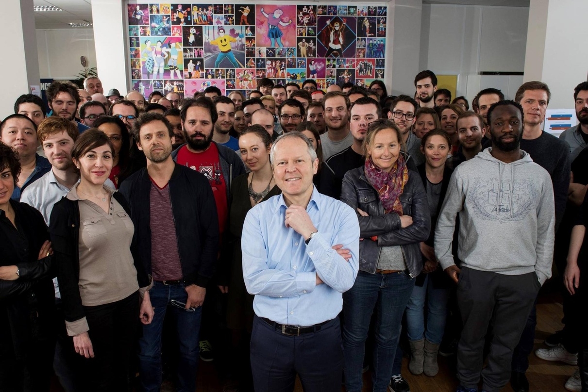 CEO Yves Guillemot zeigt sich erleichtert im Kreis seiner Ubisoft-"Familie".