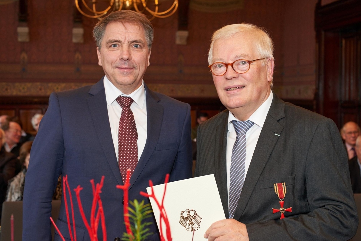 Oldenburgs OB Jürgen Krogmann (links im Bild) hat dem langjährigen AG-Kino-Vorsitzenden Detlef Roßmann das Bundesverdienstkreuz überreicht