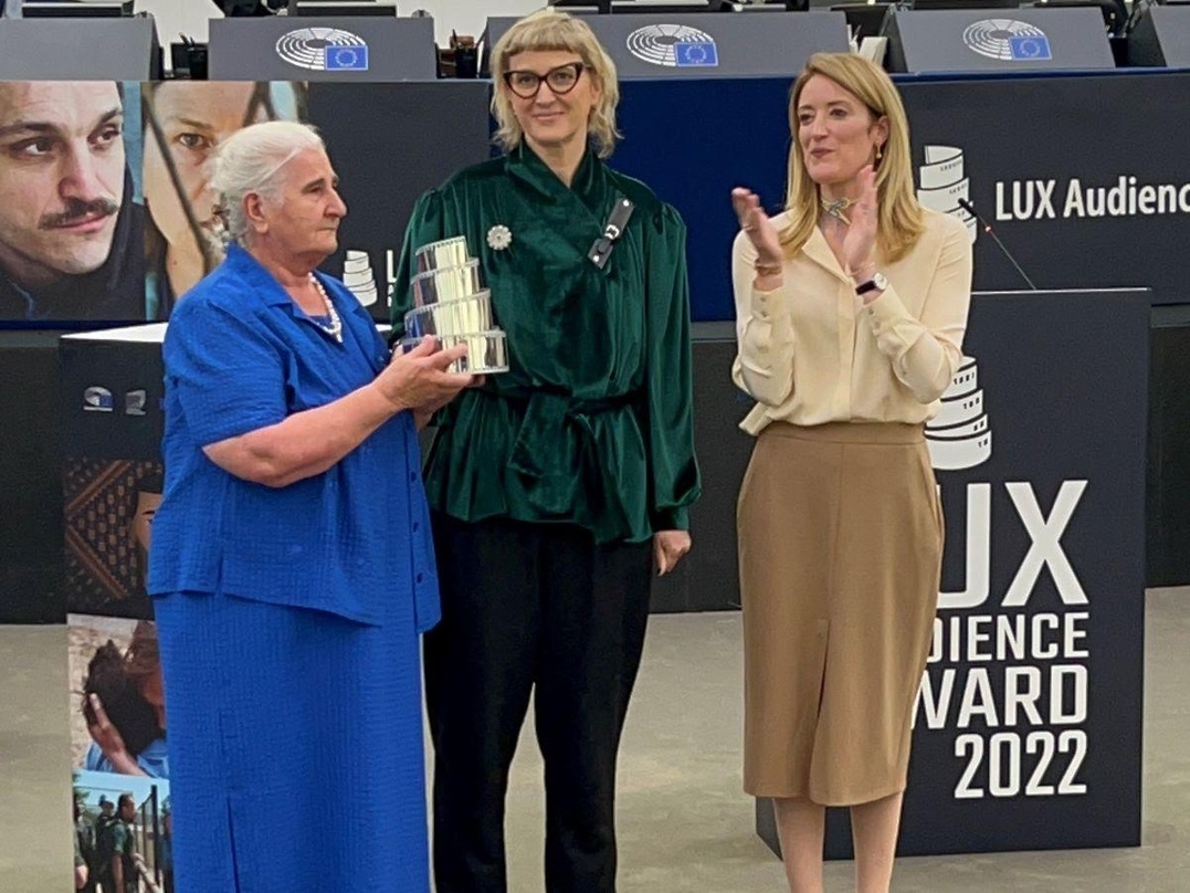 Munira Subasic, überlebende Mutter des Srebrenica Genozids und Günderin von "The Mothers of Srebrenica", Regisseurin Jasmila Zbanic und Roberta Metsola, Präsidentin des Europäischen Parlaments (v.l.n.r.) bei der Verleihung des Lux-Publikumspreises