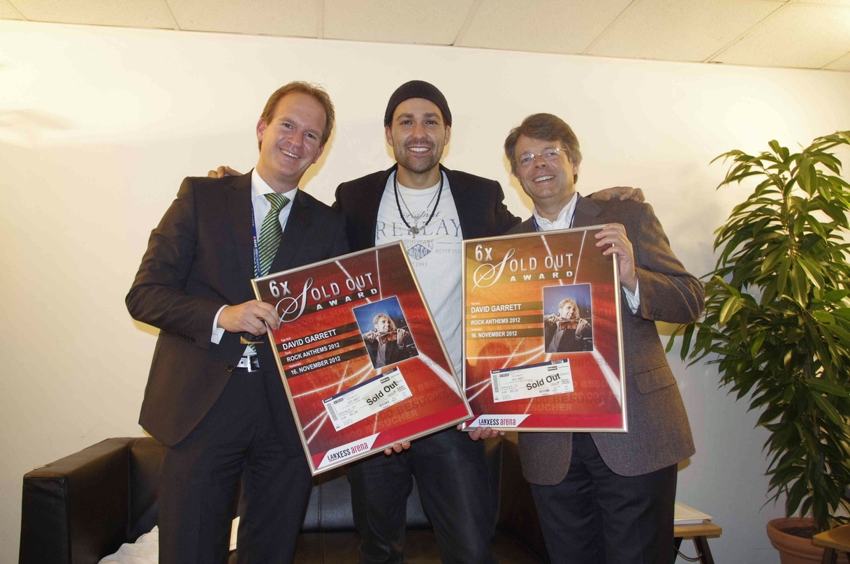 Bei der Preisübergabe (von links): Stefan Löcher (Arena Management), David Garrett und DEAG-Chef Prof. Peter Schwenkow