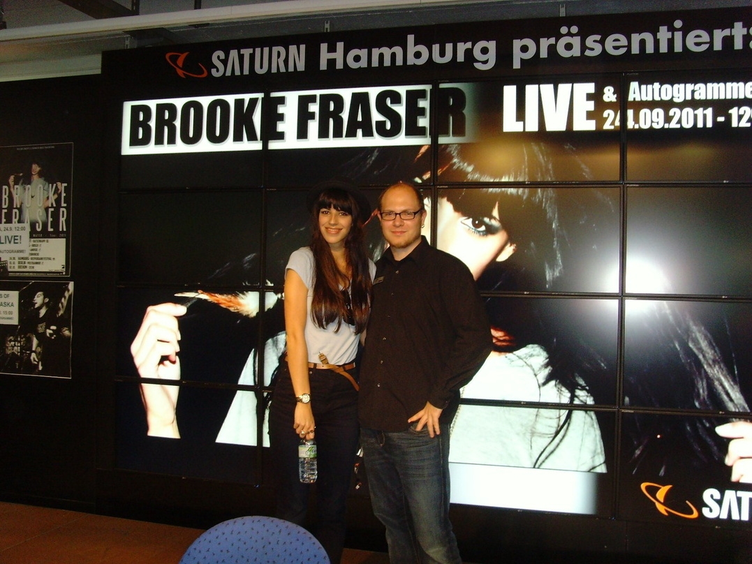 Bei Brooke Frasers Besuch in der Hamburger Filiale: die Künstlerin mit Saturn-Mitarbeiter Dustin Cosmo