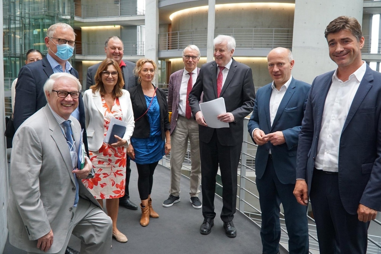 Bei der Briefübergabe: die Parlamentarier (von links) Karsten Möring (CDU), Claudia Tausend (SPD, hinten, verdeckt), Klaus Mindrup (SPD), Mechthild Heil (CDU), Erhard Grundl (Grüne), Caren Lay (Die Linke), Bernhard Daldrup (SPD), Bundesinnenminister Horst Seehofer (CSU), Kai Wegner (CDU) und Hagen Reinhold (FDP)