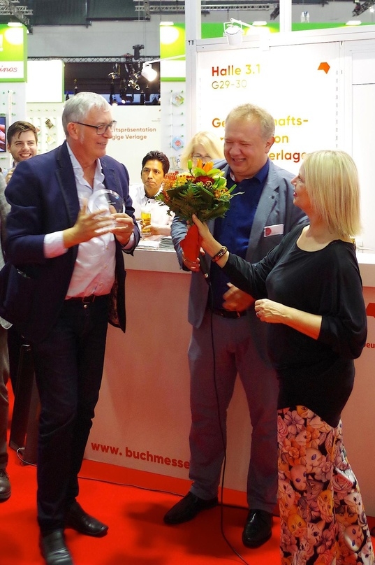 Bei der Verleihung auf der Buchmesse (von links): Kurt Thielen, Kilian Kissling (Argon Verlag) und Heike Völker-Sieber (Der Hörverlag)