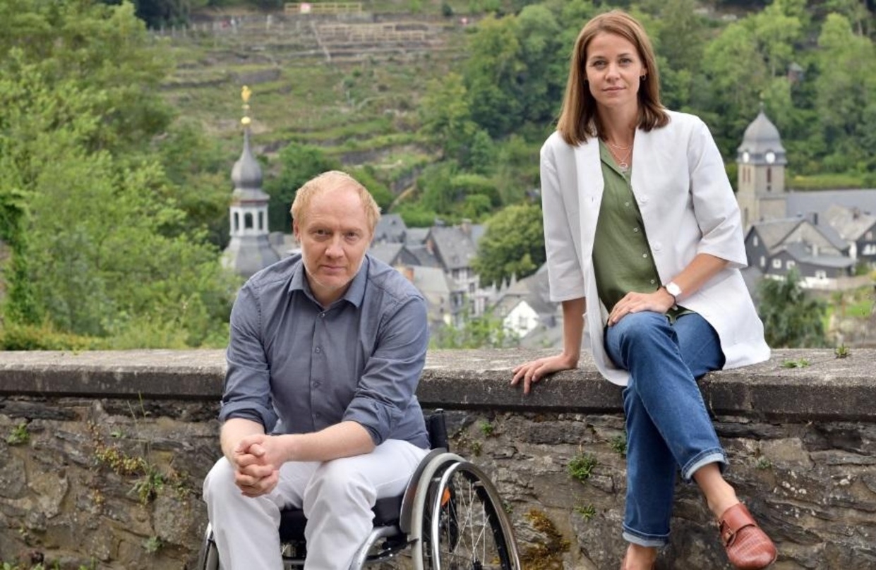 Simon Schwarz und Jessica Ginkel als neues Mediziner-Gespann in der Eifel