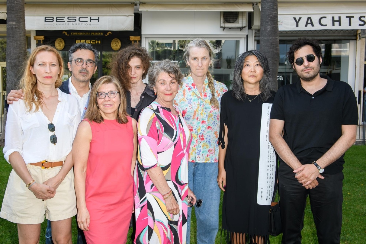Gastgeberin KIrsten Niehuus (4.v.r.) mit ihren Gästen beim Empfang des Medienboard Berlin-Brandenburg in Cannes 