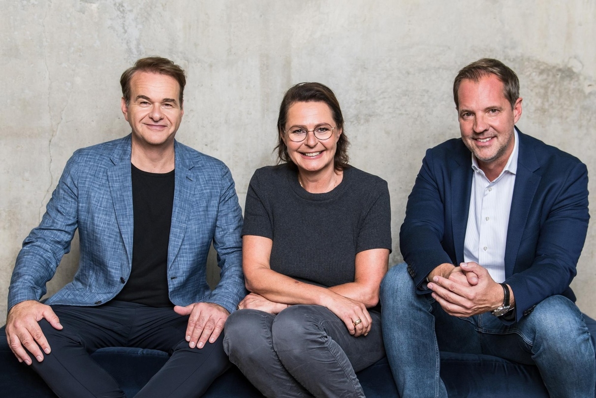 Marcus Wolter (CEO Banijay Germany, li.) mit den Geschäftsführern von Noisy Pictures, Astrid Quentell und Mirek Nitsch 