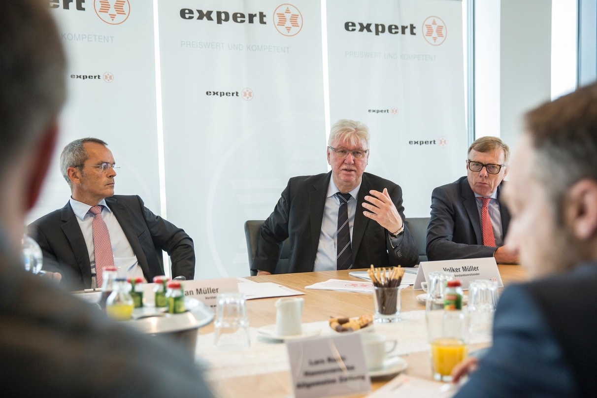 Der expert-Vorstand darf sich über ein gelungenes Geschäftsjahr freuen (v.l.): Dr. Stefan Müller, Volker Müller (Vorstandsvorsitzender) und Gerd-Christian Hesse 