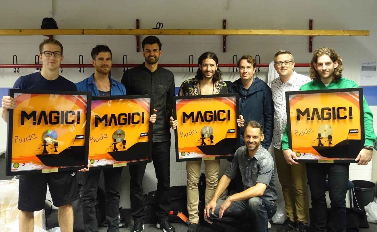 Feierten Gold: Magic! und das Team von Sony Music International
