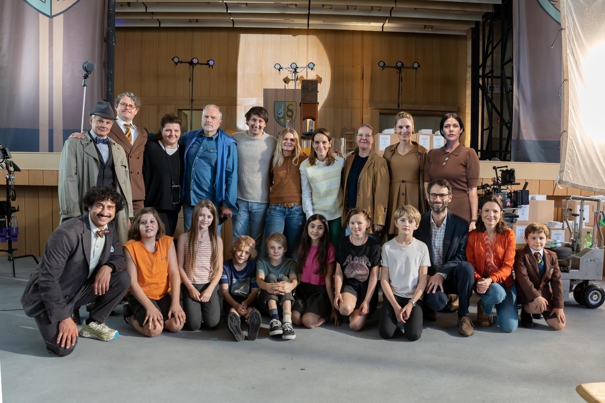 Am Set von "Die umlangweiligste Schule der Welt - Auf Klassenfahrt": die Filmcrew um Produzentin Stefanie Plattner (Storming Donkey Productions) zusammen mit Theodor Gringel und Skady Lis (Tobis) und Christiane Krone-Raab (Berlin Brandenburg Film Commission)