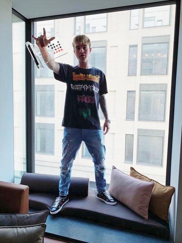 Erneut obenauf in den Top 100 Longplay: Mike Singer mit seinem Nummer 1 Award für "Trip"