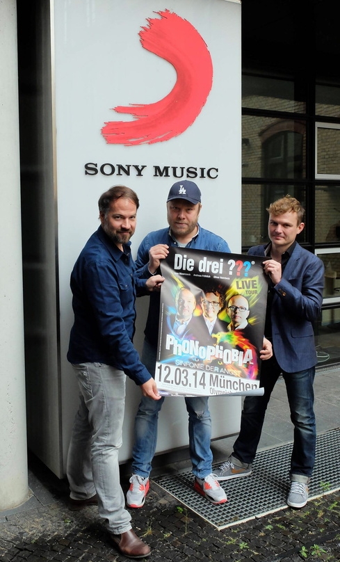 Machen gemeinsame Sache (von links): Daniel Kamps (Director Live Entertainment Sony Music), Karsten Lutz (Geschäftsführer The Merch Republic) und Lukasz Belza (Rechtsanwalt The Merch Republic)