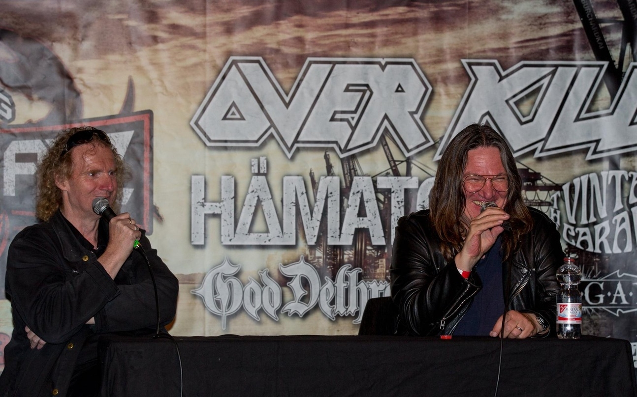 Im Dialog mit Fans und Kollegen: Holger Hübner (links) und Thomas Jensen bei den Hamburg Metal Dayz