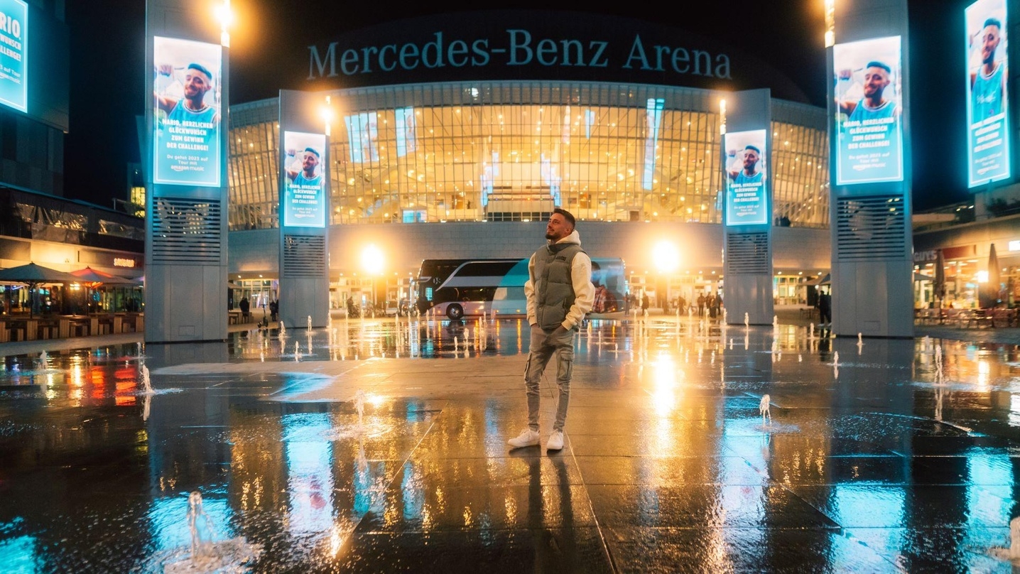 Setzt als Challenge-Gewinner seine Zusammenarbeit mit Amazon Music fort: Mario Novembre vor der Mercedes-Benz Arena in Berlin