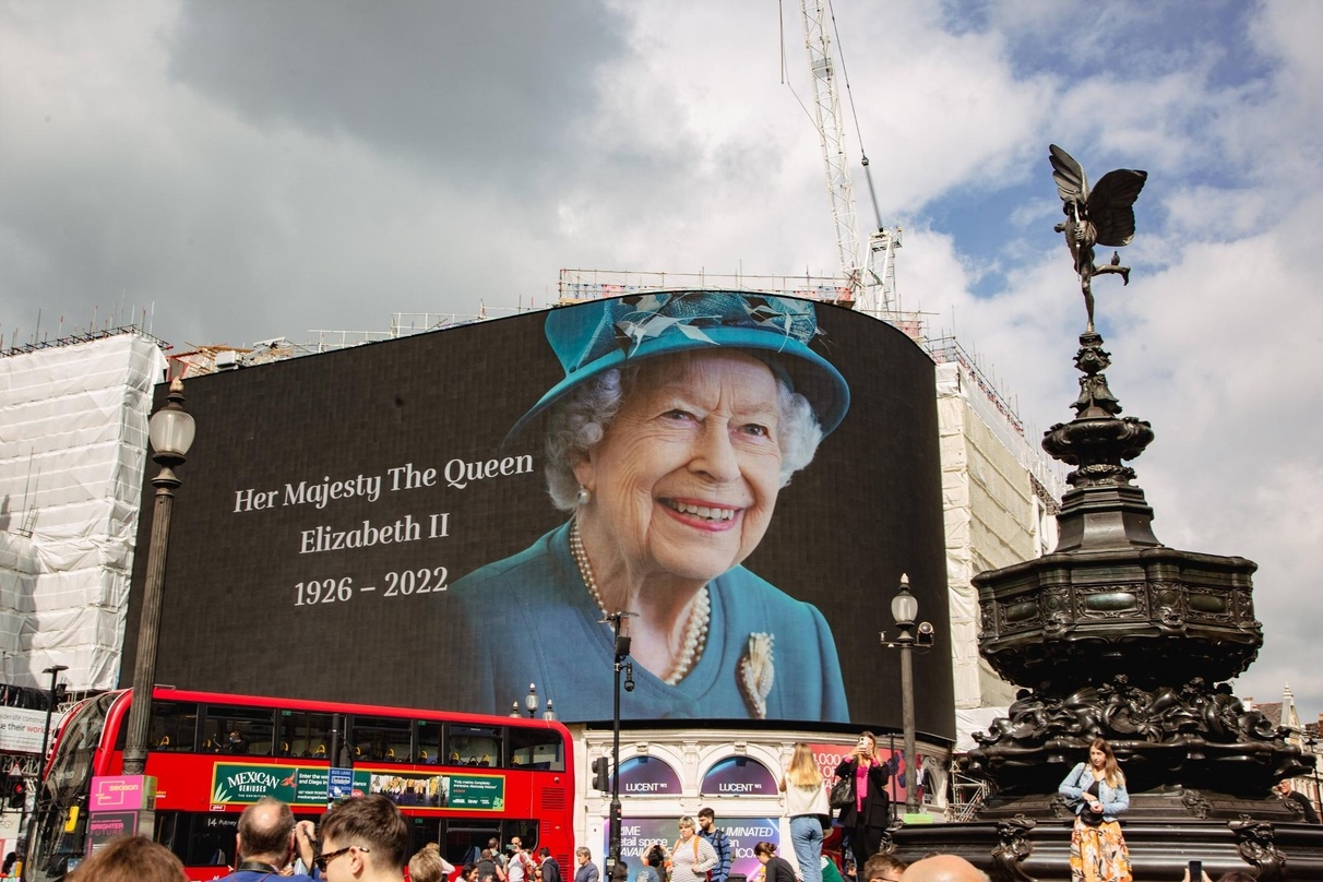 London trauert um Queen Elizabeth II. - wie hier am Picadilly Circus