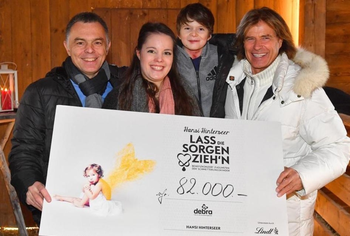Bei der Spendenübergabe (von links): Rainer Riedl (Obmann DEBRA Austria), Lena, Valentin und Hansi Hinterseer