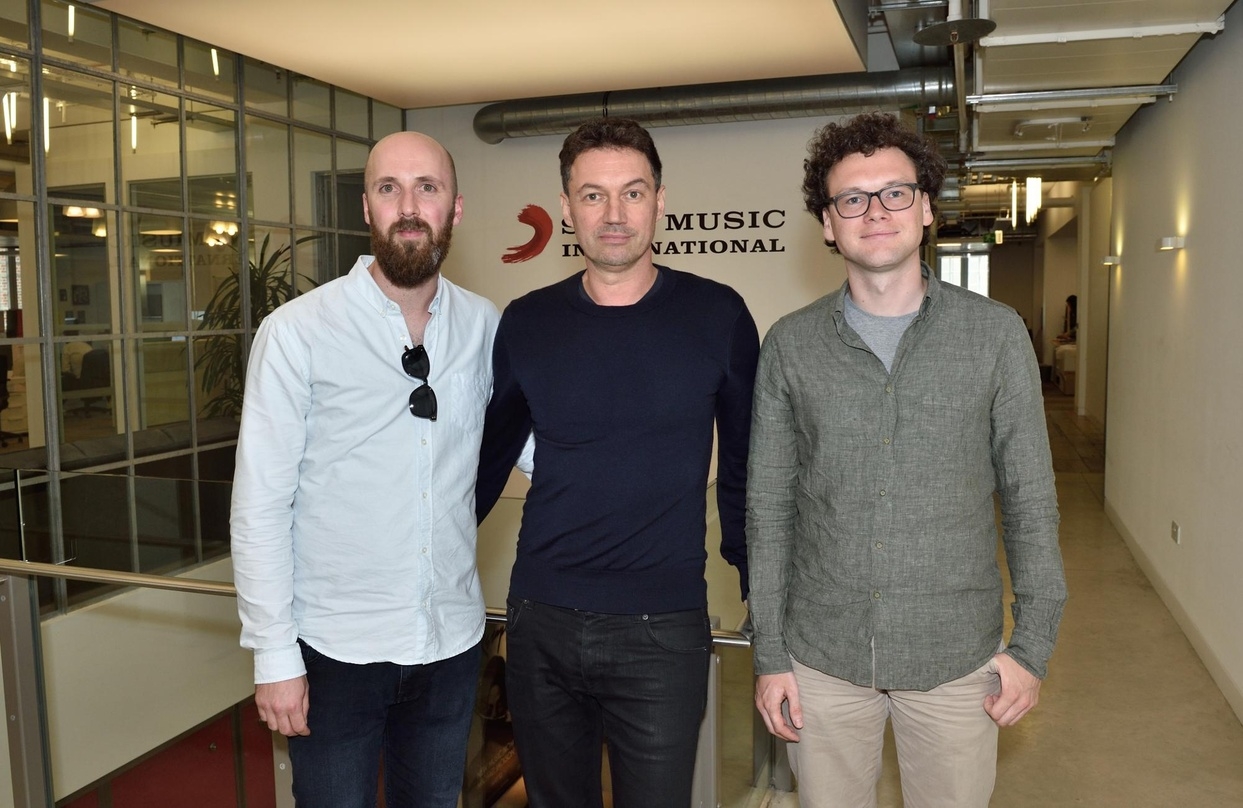 Besiegelten den Deal in London (von links): Martin Heuser (Geschäftsführer Guesstimate), Wolfgang Boss (Inhaber B1 Recordings & Executive Vice President A&R Sony Music International) und Gian Köhler (Geschäftsführer Guesstimate)
