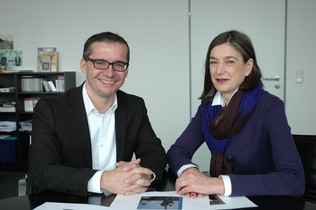 Unterzeichneten den Vertrag: Christiane Delank (Geschäftsführung Orfeo International) und Matthias Lutzweiler (Geschäftsführer Naxos Deutschland)