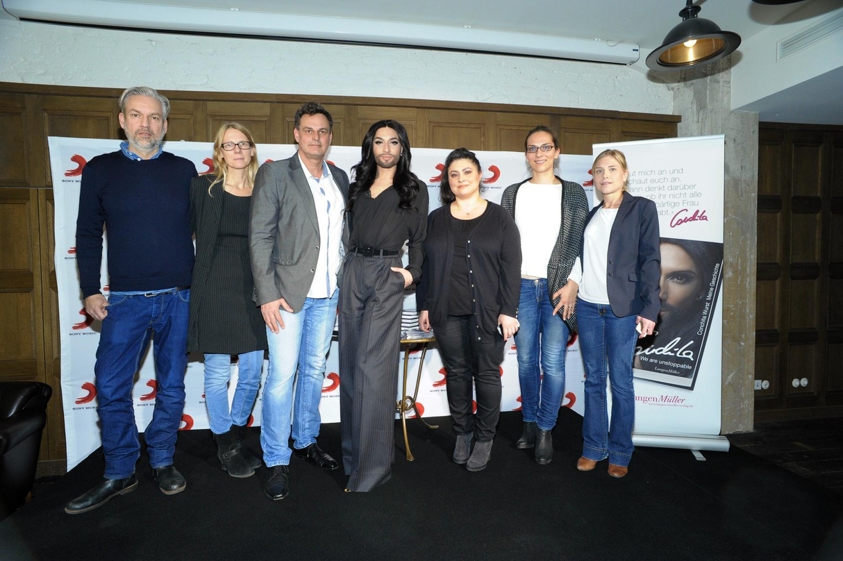 Kamen ins Soho House (von links): Giacomo La Tragna, Dany Dietz, René Berto, Conchita Wurst, Mirel Gharibo , Maria Grams und Susanne Schmutterer
