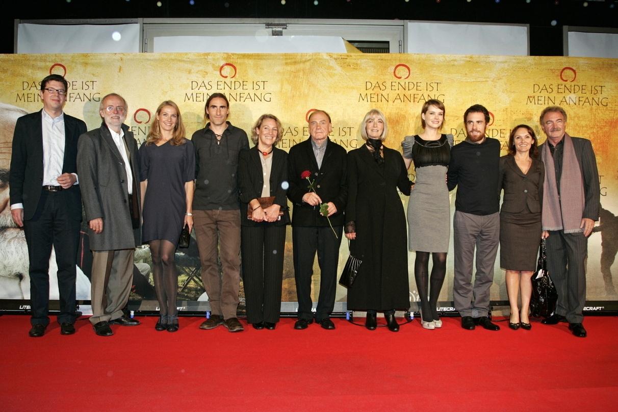 Das Team von "Das Ende ist mein Anfang" und die Familie Terzani bei der Weltpremiere des bewegenden Dramas
