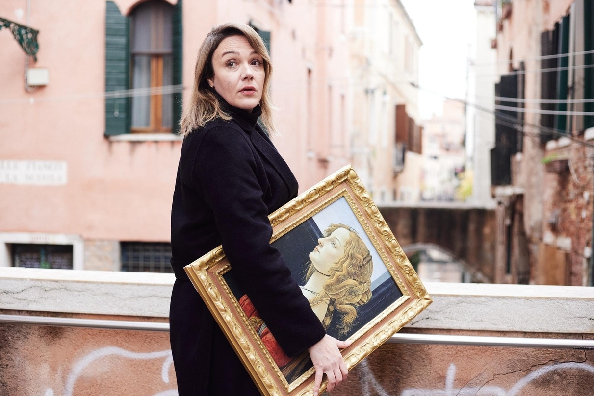 Alwara Höfels mit Botticellis "Bildnis einer Dame" in "Die Farben von Liebe und Tod" 