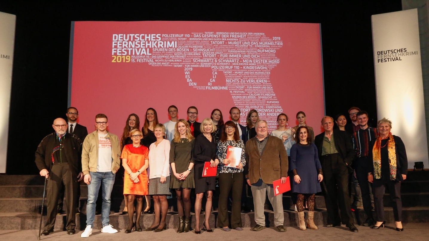 Abschlussbild beim Deutschen Fernsehkrimi Festival mit Gewinnerinnen und Gewinnern sowie Jurymitgliedern