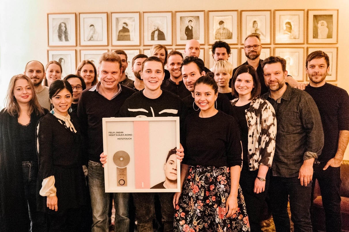 Legten Hand ans heiße Platin (vorn, von links): Arina Logacheva (Manager A&R), Giang Reinemer (Senior Manager Public Relations), Tom Bohne (President Music Domestic), Felix Jaehn, Daniel Standke (Management L'Agentur), Pamela Bürger (Senior Product Manager), Patricia Hölscher (Management L'Agentur), Stefanie Gräfenstein (Management L'Agentur), Martin Agregado (Los Agregados) und Friedrich Kraemer (Senior Director TV Promotion/Promotion Coordination), sowie (hinten, von links) Jörg Peters (Editorial Partnerships Manager), Julia Last (Junior Controller), Won Sin (Senior Director Digital Commercial Partnership), Sabine Gruhl (Senior Director of Finance), Benjamin Kalusa (Manager International Marketing), Christian Weiss (Director Business & Legal Affairs), Kristina Ulrich (Project Coordination Manager), Fabian Schädlich (Senior Manager TV Promotion), Alexander Neipp (Labelhead Virgin / Senior Director Marketing), Maximilian Paproth (Senior Director A&R Central Europe) und Dirk Schömbs (Senior Director Radio Promotion)