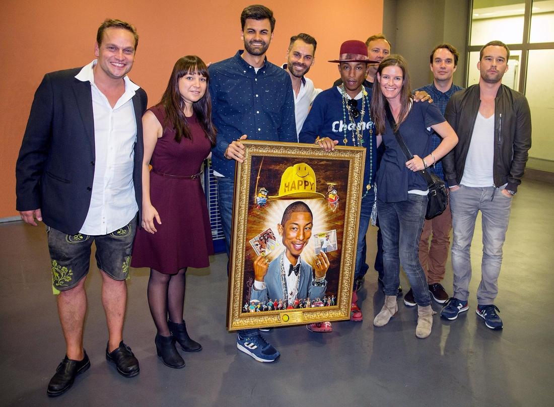 Feierten reichlich Gold: Pharrell Williams (5. von rechts) und das Sony-Music-Team