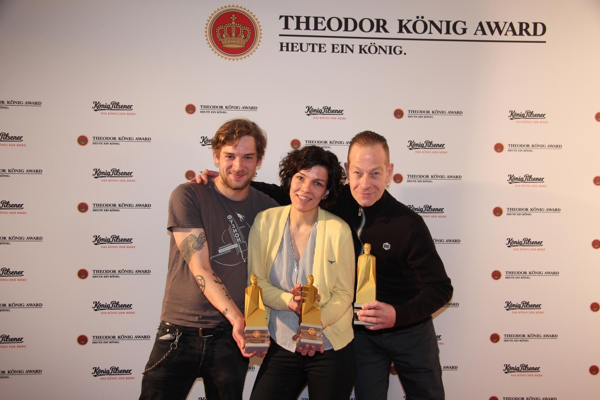 Die Sieger der ersten Theodor König Awards (von links): Tjorre Hasubski (Lichttechnik), Katharina Duwe (Kulisse) und Thomas Harm (Instrumentenbau)