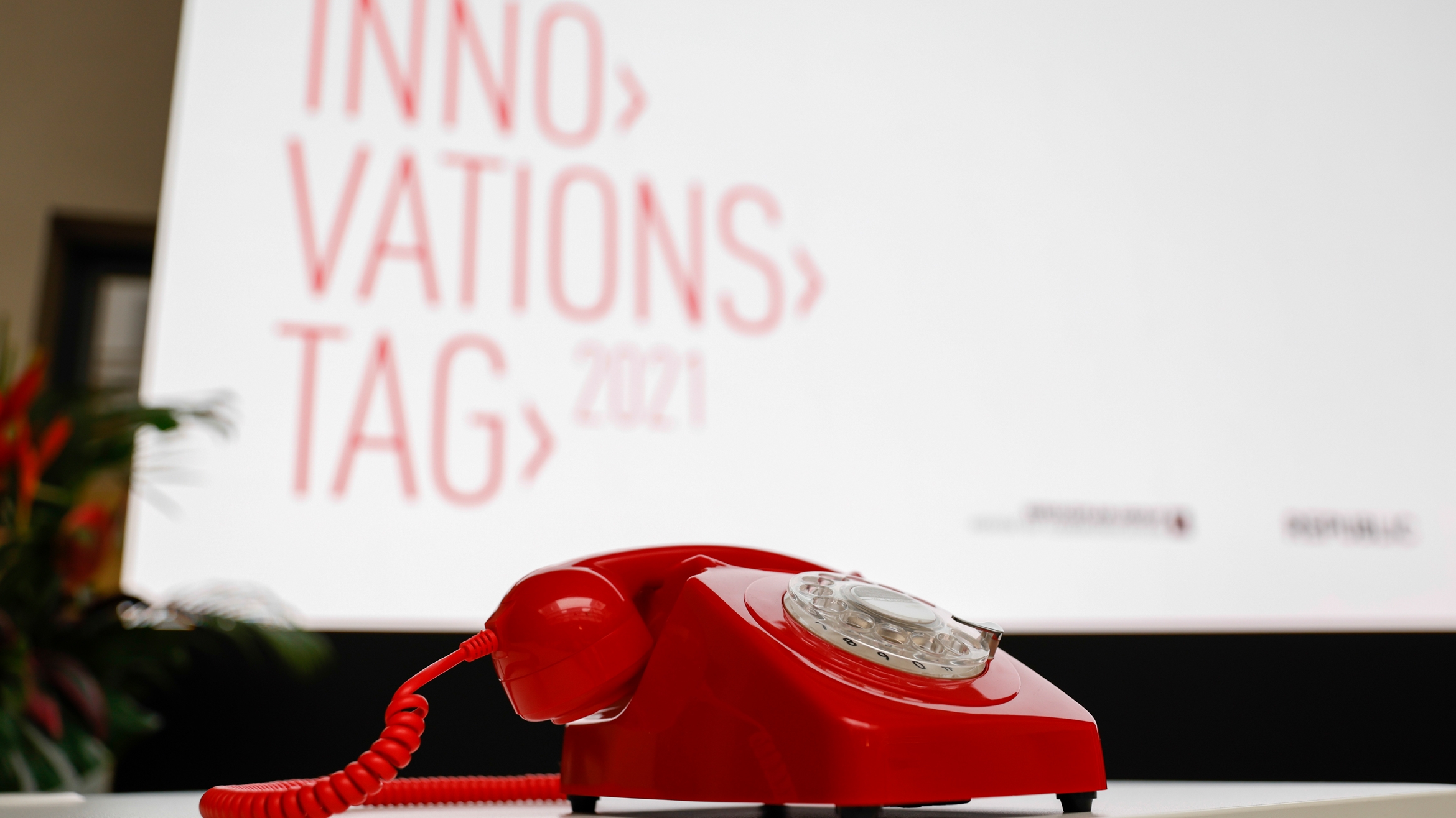 Das rote „Erika-Berger-Telefon" wurde zum Symbol des Innovationstages von Serviceplan. Hier liefen alle Anrufe mit Fragen von den Zuschauern an die Speaker ein –