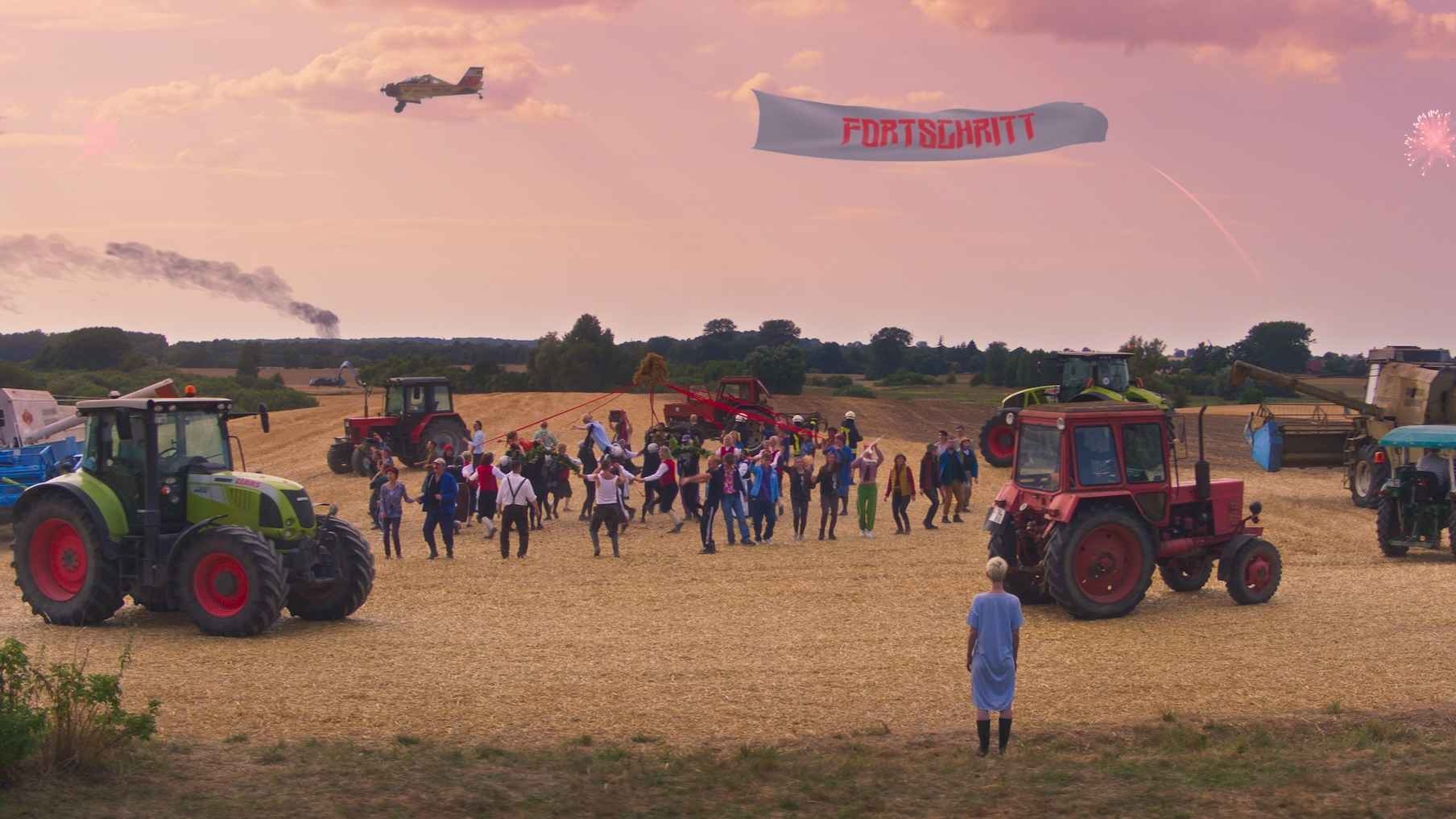 „Rote Sterne überm Feld“ von Laura Laabs, erstes Szenenbild