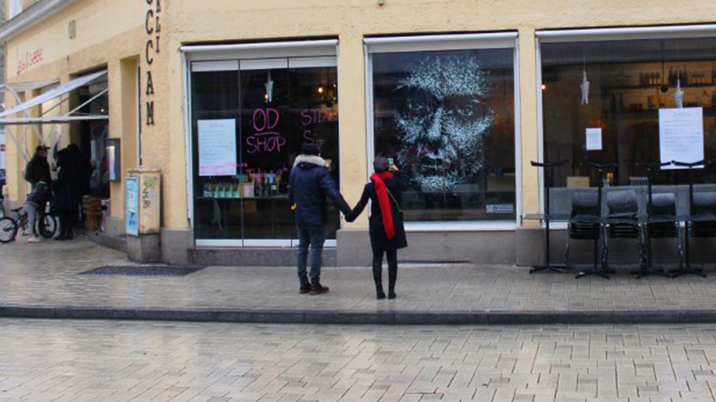Terre des Femmes mact mit einer Schaufensteraktion in München auf häusliche Gewalt aufmerksam –