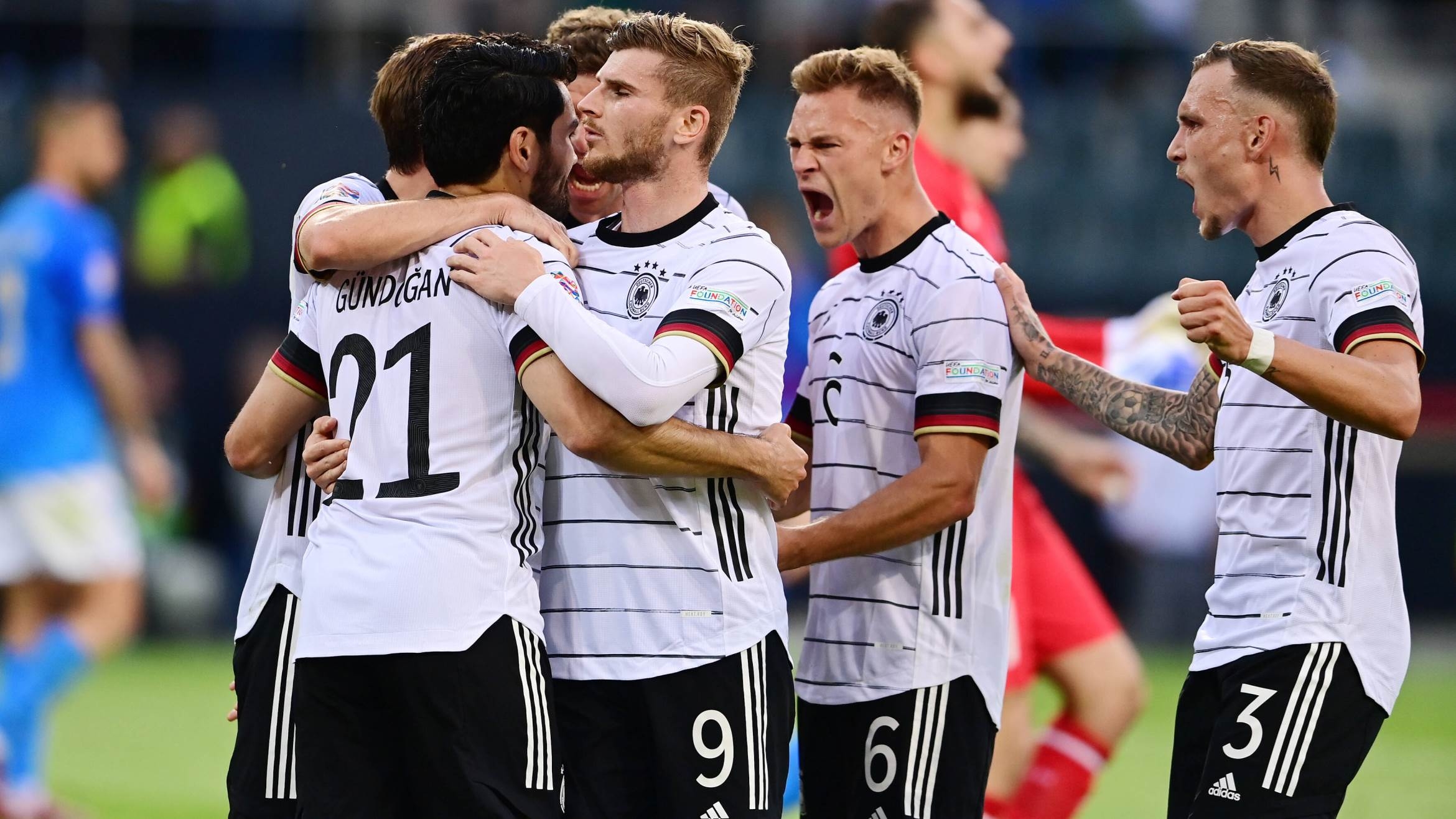 Jubelnde deutsche Spieler beim 5:2 gegen Italien - 