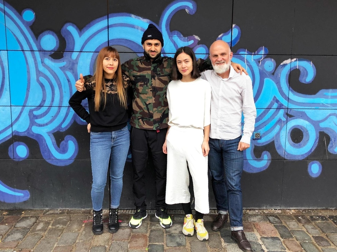 Freuen sich auf die künftige Zusammenarbeit (von links): Sharon Kruck (Neverland Music), Farhad Samadzada (Kabul Fire Records), Jasmina Quach (Kuoko) und Martin Schuhmacher (Neverland Music)