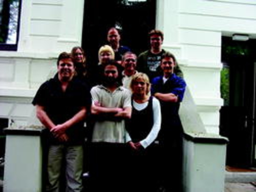 Servieren musikalisches Seelenfutter (hinten, v.l.n.r.): Dominique Reuter, Inga Dannenberg, Georg Schmitz, Rolf Bähnk, Michael Wojczewski (Telesales) und Steve Gardner sowie (vorn, v.l.n.r.) Jochen Richert, Marco Ligocki (Financial Director) und Diana Guse