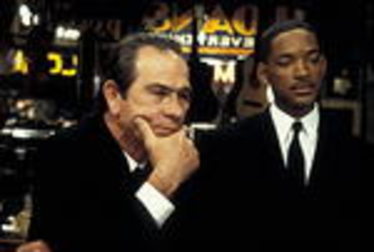 Nach über fünf Mio. Zuschauern für "Men in Black 2" in nur 38 Tagen könnten Will Smith und Tommy Lee Jones ruhig auch mal lächeln