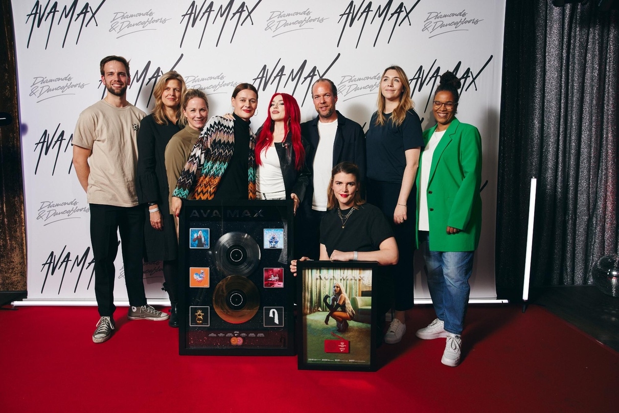Feierten gemeinsam in Berlin: Ava Max und das Team von Warner Music Central Europe