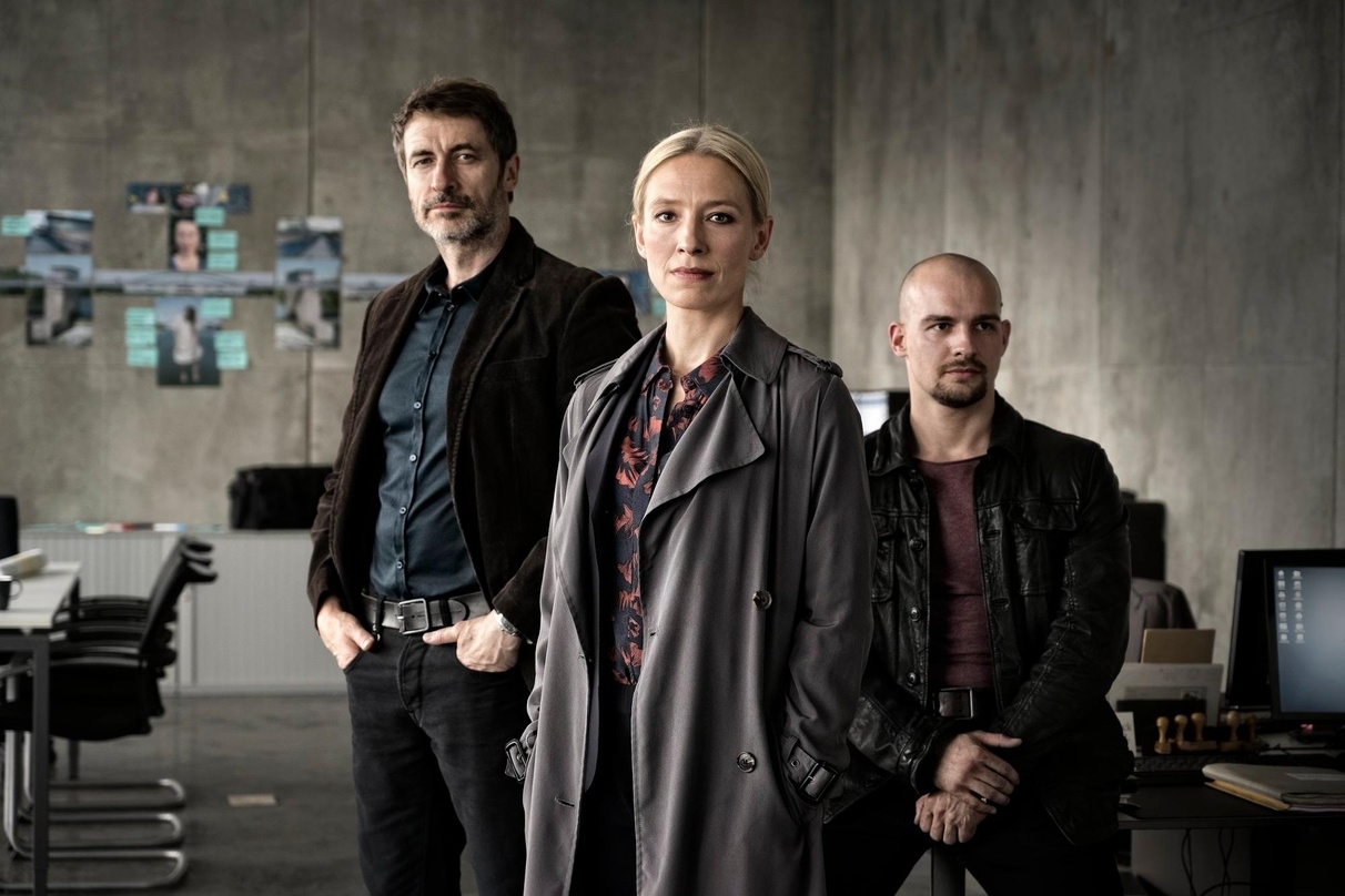  Heute Abend in Sat.1: "Kaltes Blut - Julia Durant ermittelt" mit Guido Broscheit, Sandra Borgmann und Eric Stehfest (v.l.n.r.) 